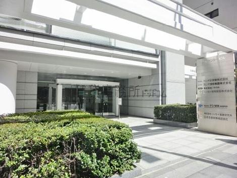 広いスペースの玄関口前
