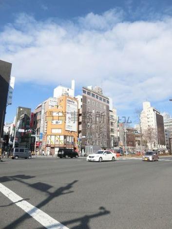 交通量の多い通り沿い