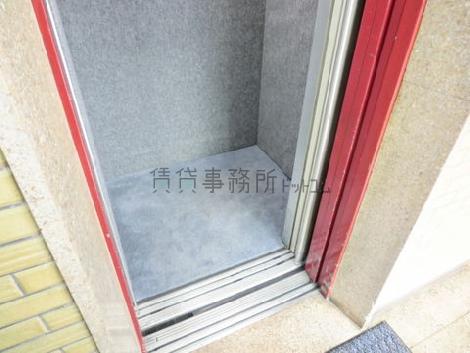 カーペット敷きのカゴ内