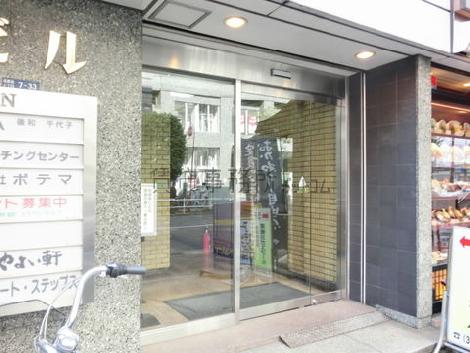 綺麗な通りに面してる入口