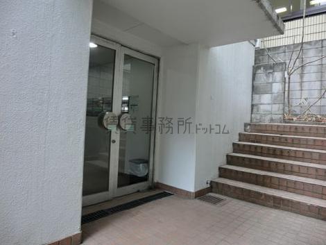 手動式のガラス扉。