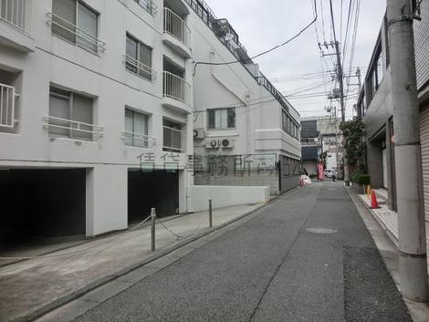 人通りと車の通りはほどんどございません。