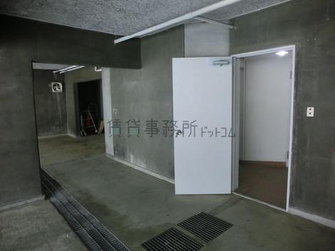駐車場側からも出入りが可能です。