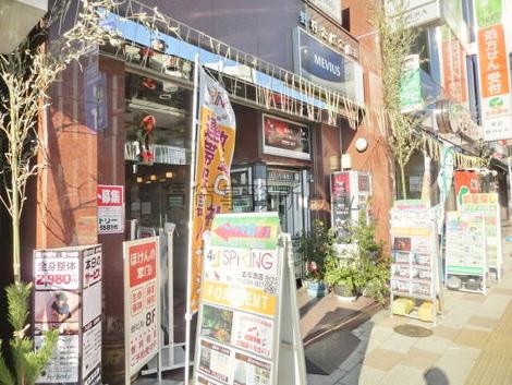 正面玄関横はオーナー様の経営する店舗があります