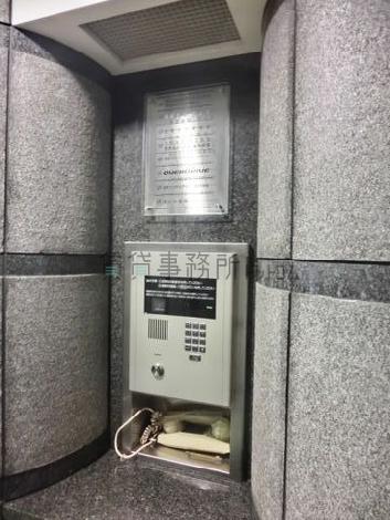 エントランス入口にオートロックインターホンがあります