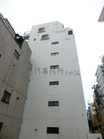 建物の側面は白を基調としております