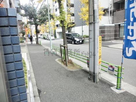 前面道路左側です