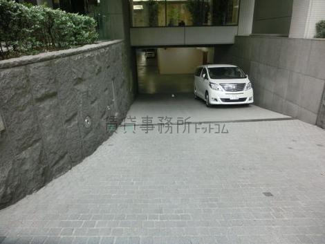 自走で地下駐車場に行けます