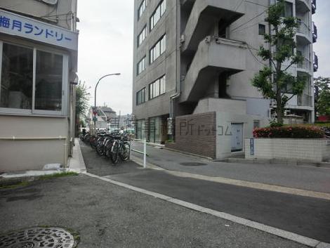 正面玄関のある南側の道路です
