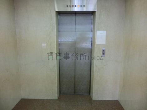 銀色の扉のエレベーターです