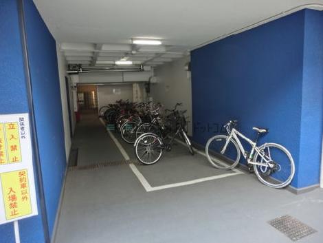 裏口に駐輪場もあります