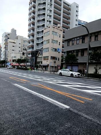 日中は車通り多いです