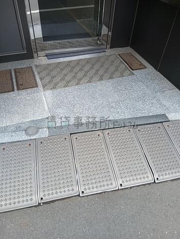 正面玄関前　段差