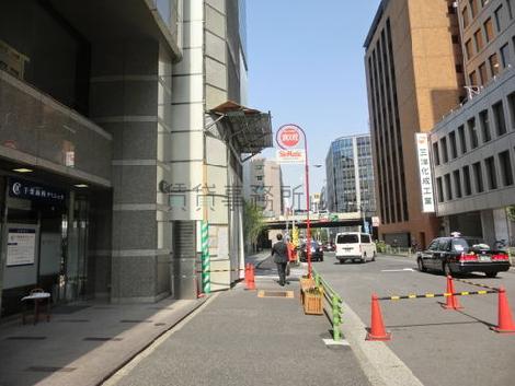 物件前の左方向です