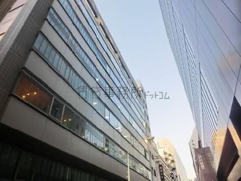 向かいの建物もなかなかの存在感です