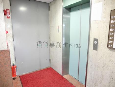 シンプルなエレベーターホール