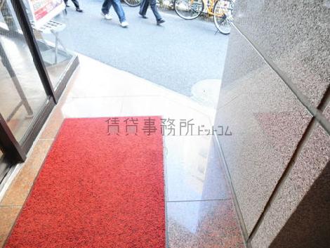 正面入り口前には足ふきマットがあります