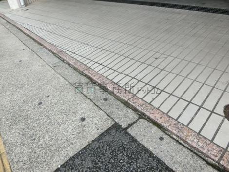 歩道との間に段差はありません