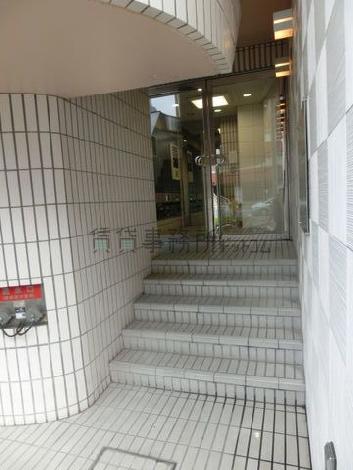 正面向って左側にあります