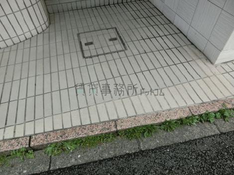 床面は細かなタイル張りです