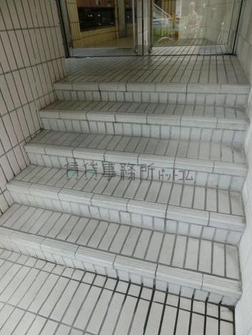 ドア手前に段差があります