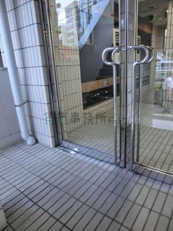 ガラスドアは手動です