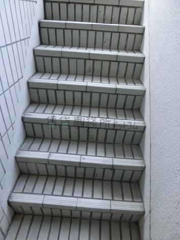 階段床面はタイル張りです