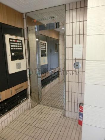 エントランス突当たり奥にあります