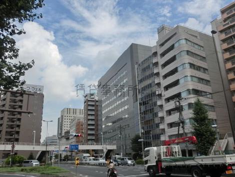 大通り同士が丁度、合流する交差点付近に立っています