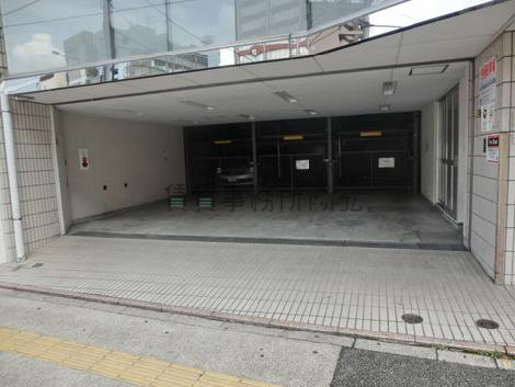 １階部分には駐車場が設置されています