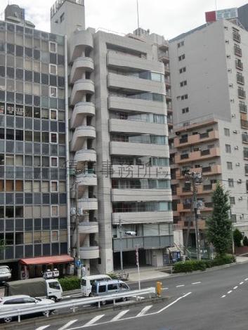 正面むかって左側に階段が設置されています