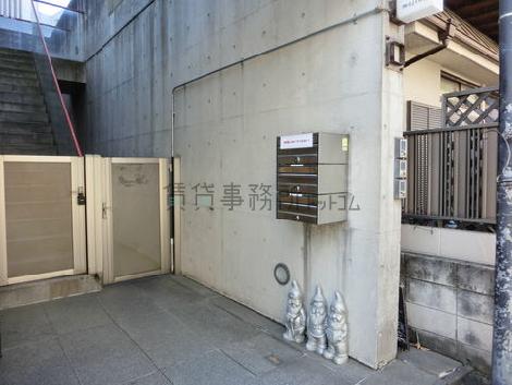 玄関部はコンクリート打ちっぱなしのオシャレなデザインです