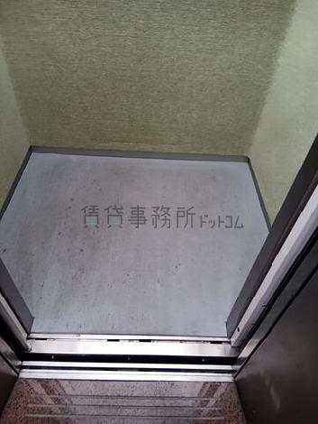 エレベーター内部