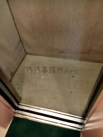 エレベーター内部