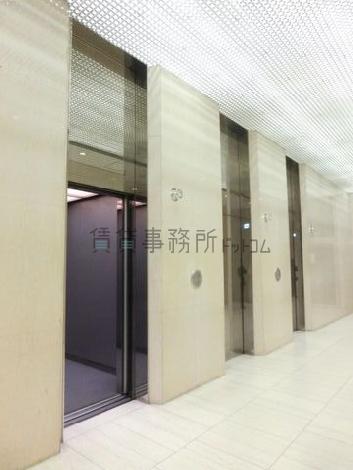 3基配列されたエレベーター