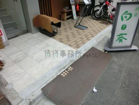 玄関前はスロープになっています