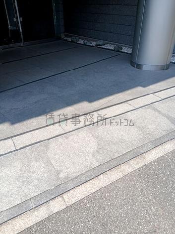正面入口前段差