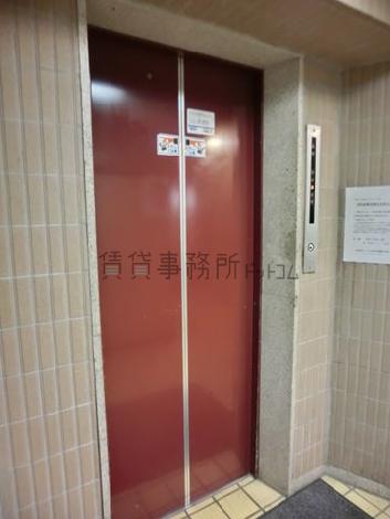 ワインレッドのエレベーターです