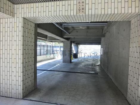 裏手はガレージです
