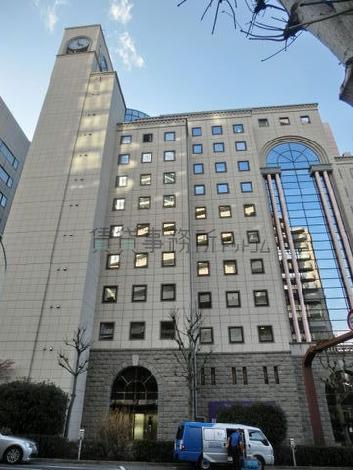 窓面が印象的な外観