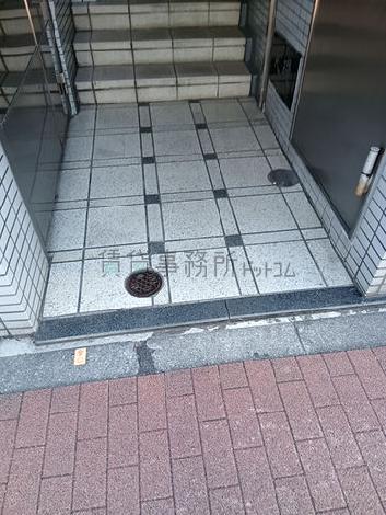 正面玄関前　段差