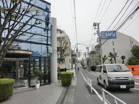 神宮前方面に続く道