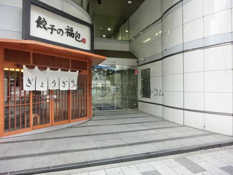 1階店舗横に玄関がります
