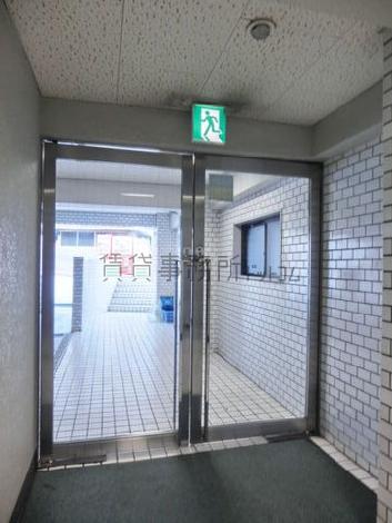 両開きの扉