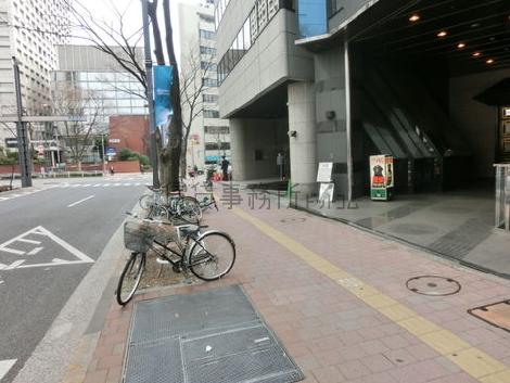 前面道路、歩道も綺麗に整っています