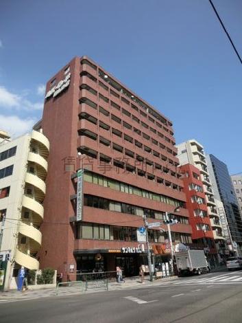 レンガ色のレトロな外観です