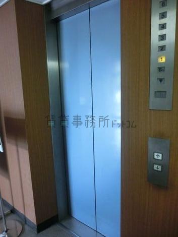 ブルーのエレベーターです。目立っています