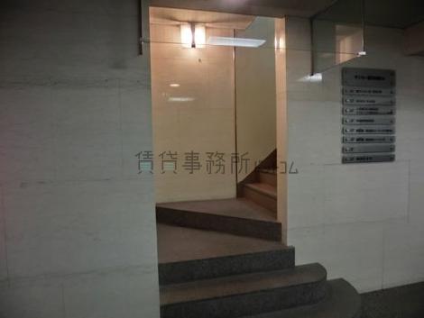 エレベーター前の内階段