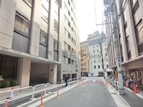 全面道路右手　五反田駅方面です