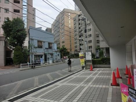 前面に歩道があります